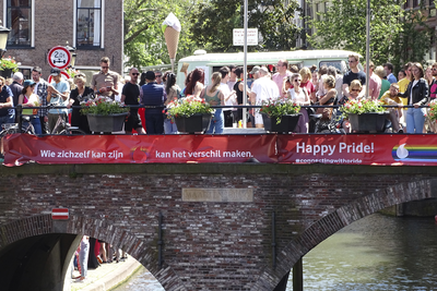 904269 Afbeelding van het publiek op de Maartensbrug over de Oudegracht te Utrecht, in afwachting van de botenparade ...